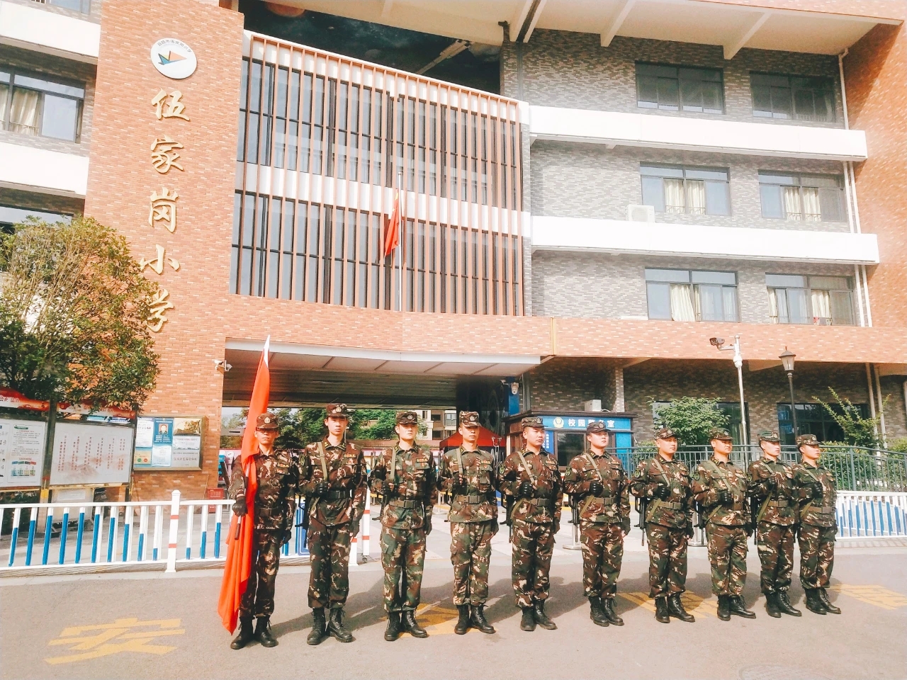 湖北本色教育赴伍家岗小学开展升旗仪式