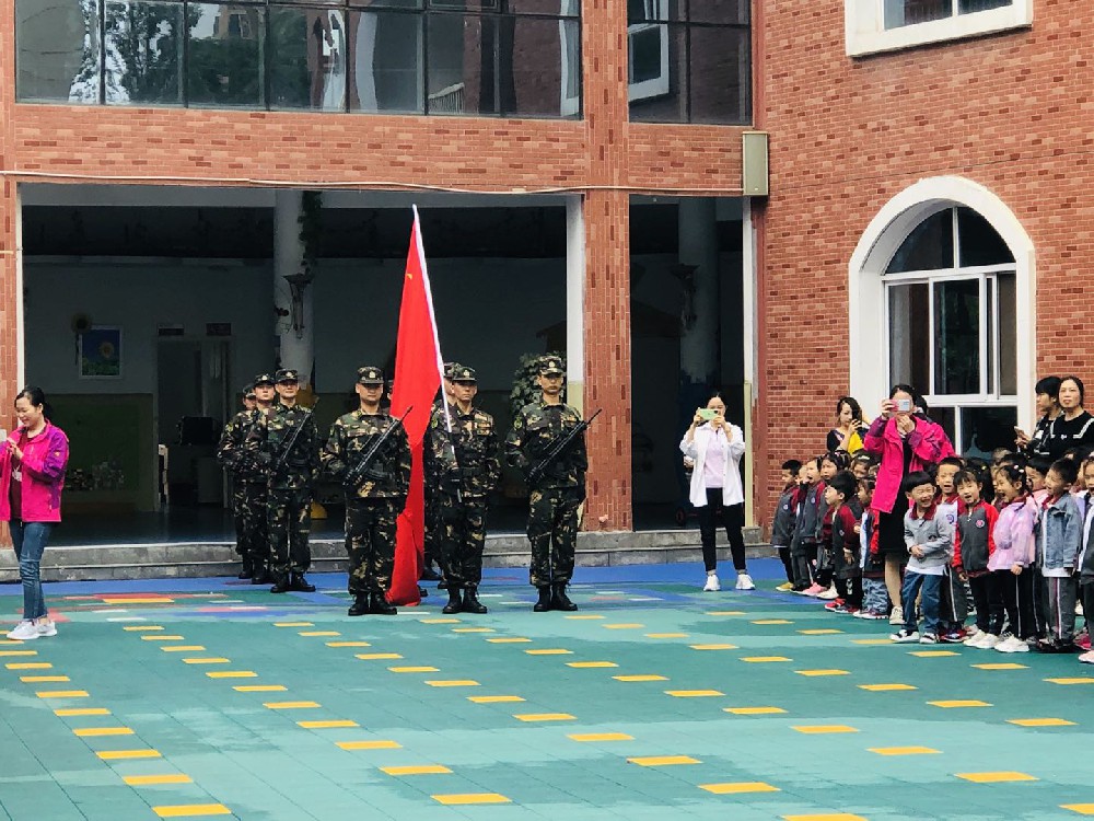 天问国际幼儿园升旗仪式